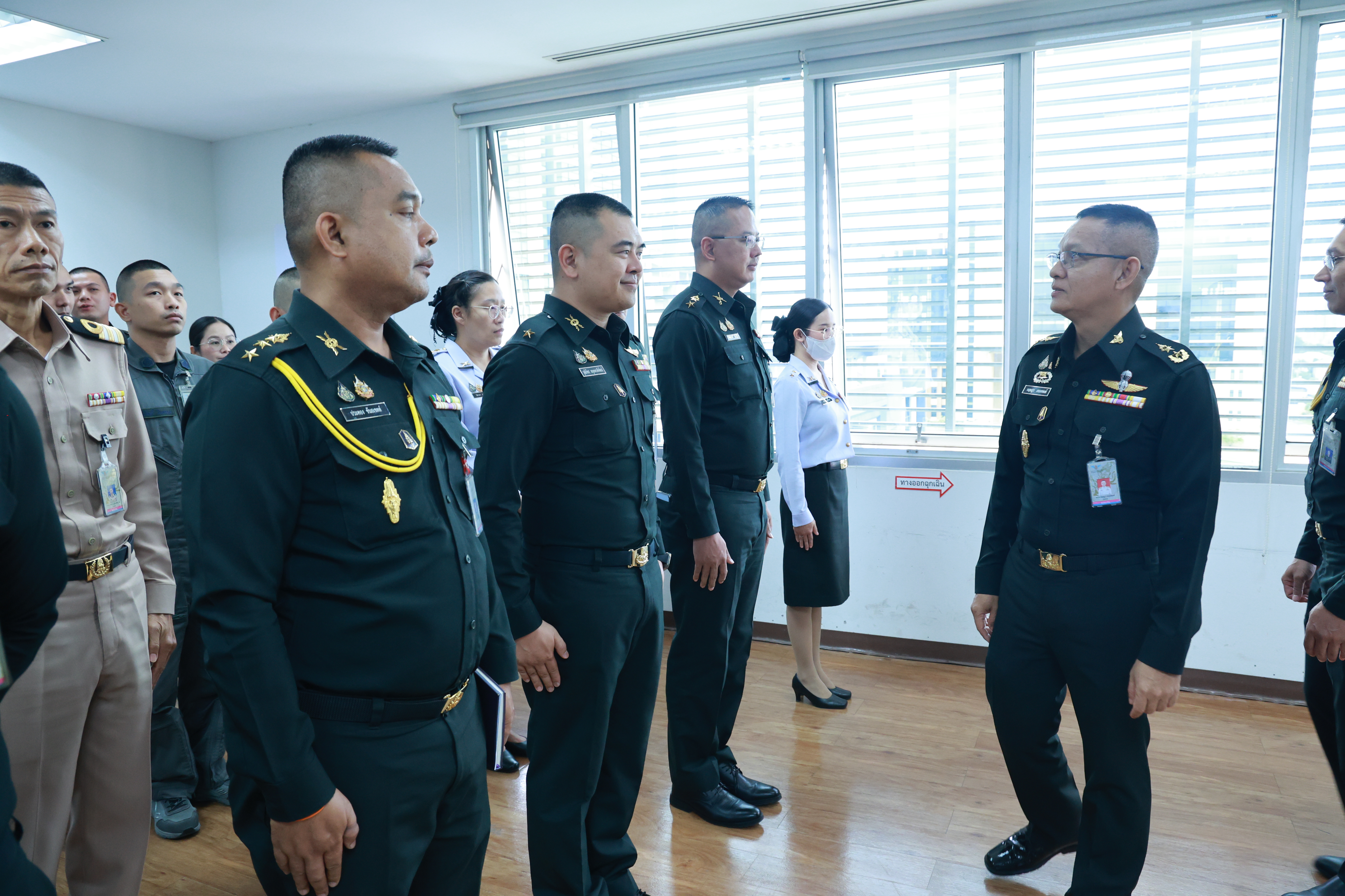ตรวจเครื่องแต่งกายข้าราชการ ศูนย์ดิจิทัล กรมเทคโนโลยีสารสนเทศและอวกาศกลาโหม
