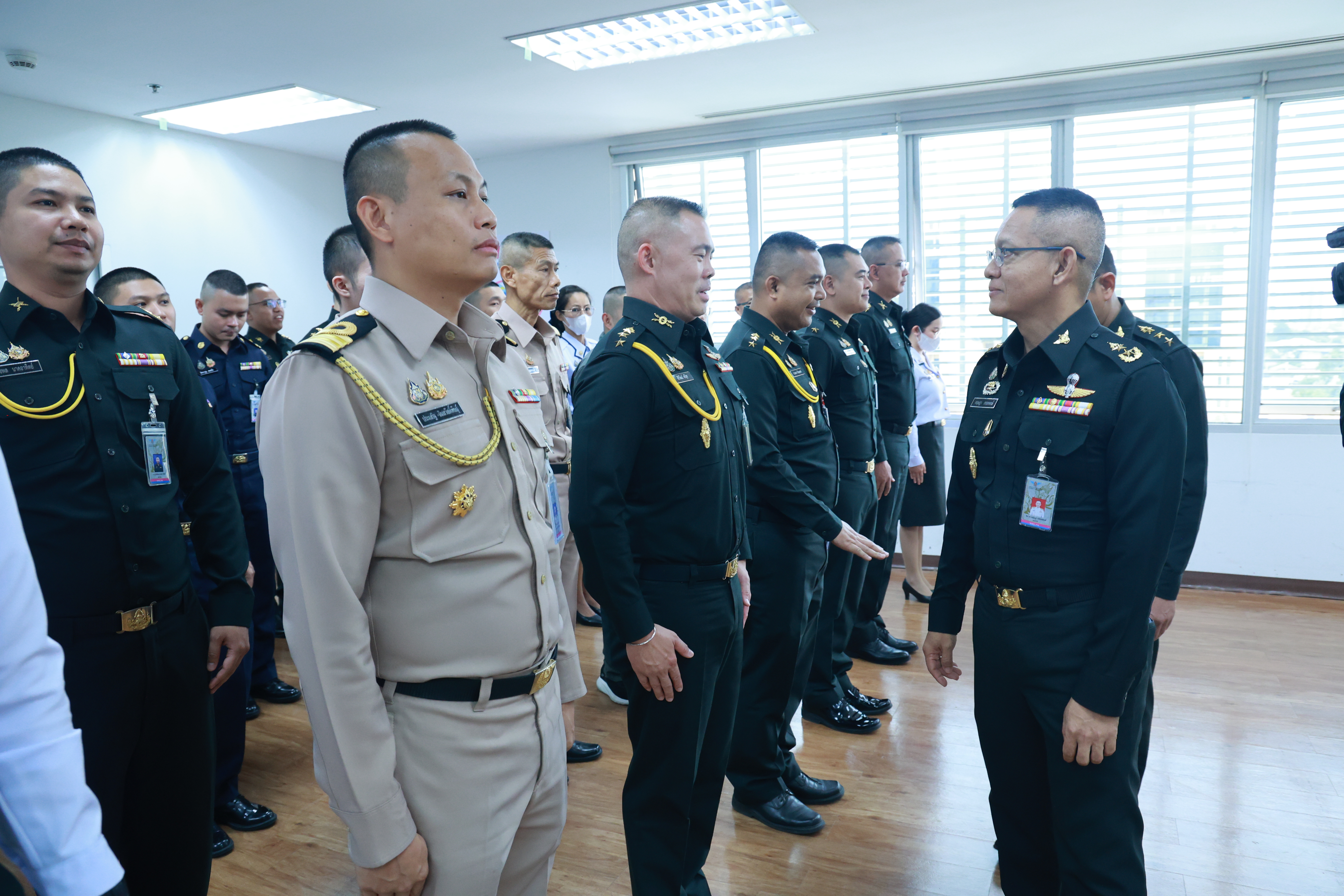 ตรวจเครื่องแต่งกายข้าราชการ ศูนย์ดิจิทัล กรมเทคโนโลยีสารสนเทศและอวกาศกลาโหม