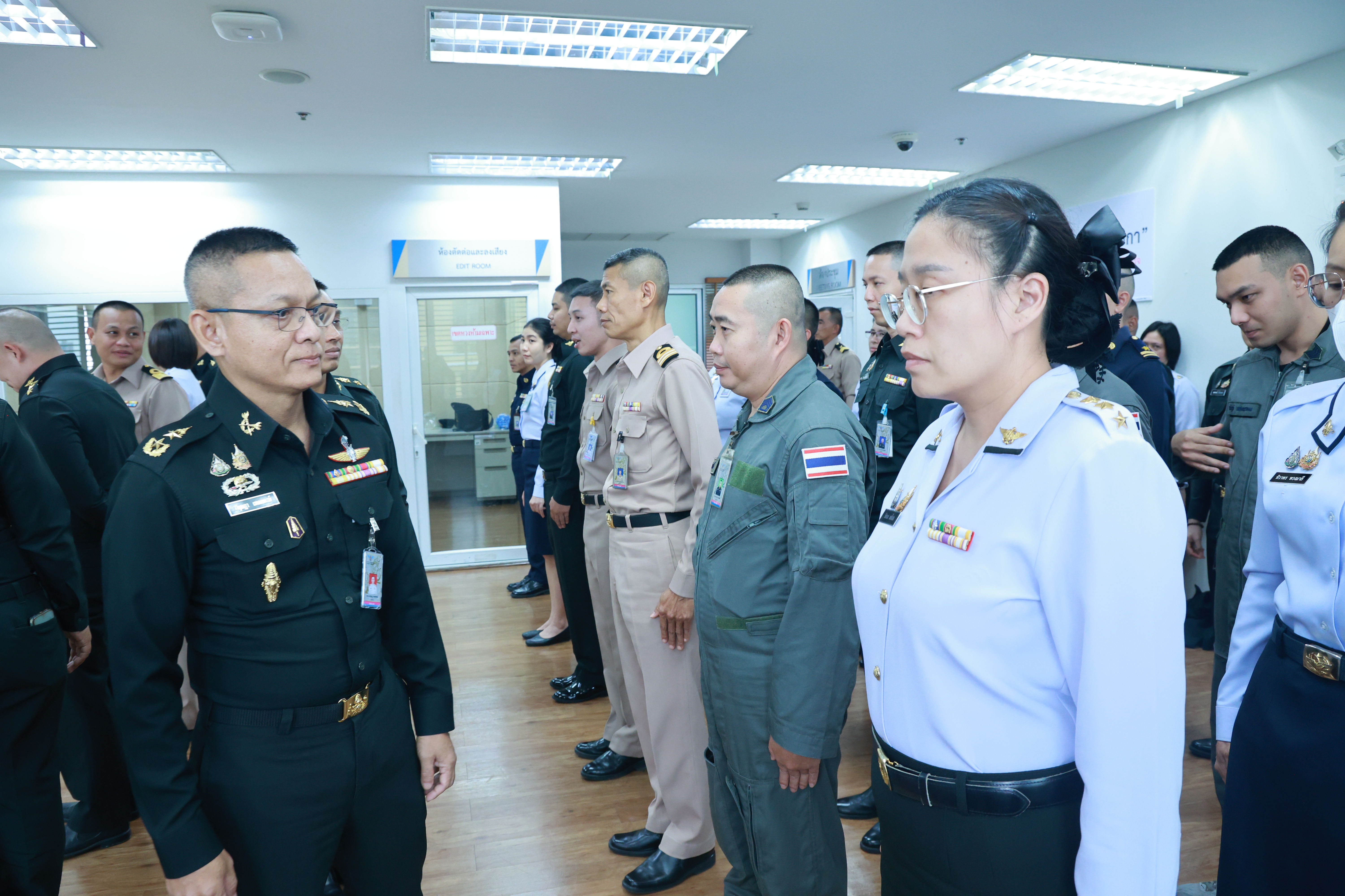 ตรวจเครื่องแต่งกายข้าราชการ ศูนย์ดิจิทัล กรมเทคโนโลยีสารสนเทศและอวกาศกลาโหม