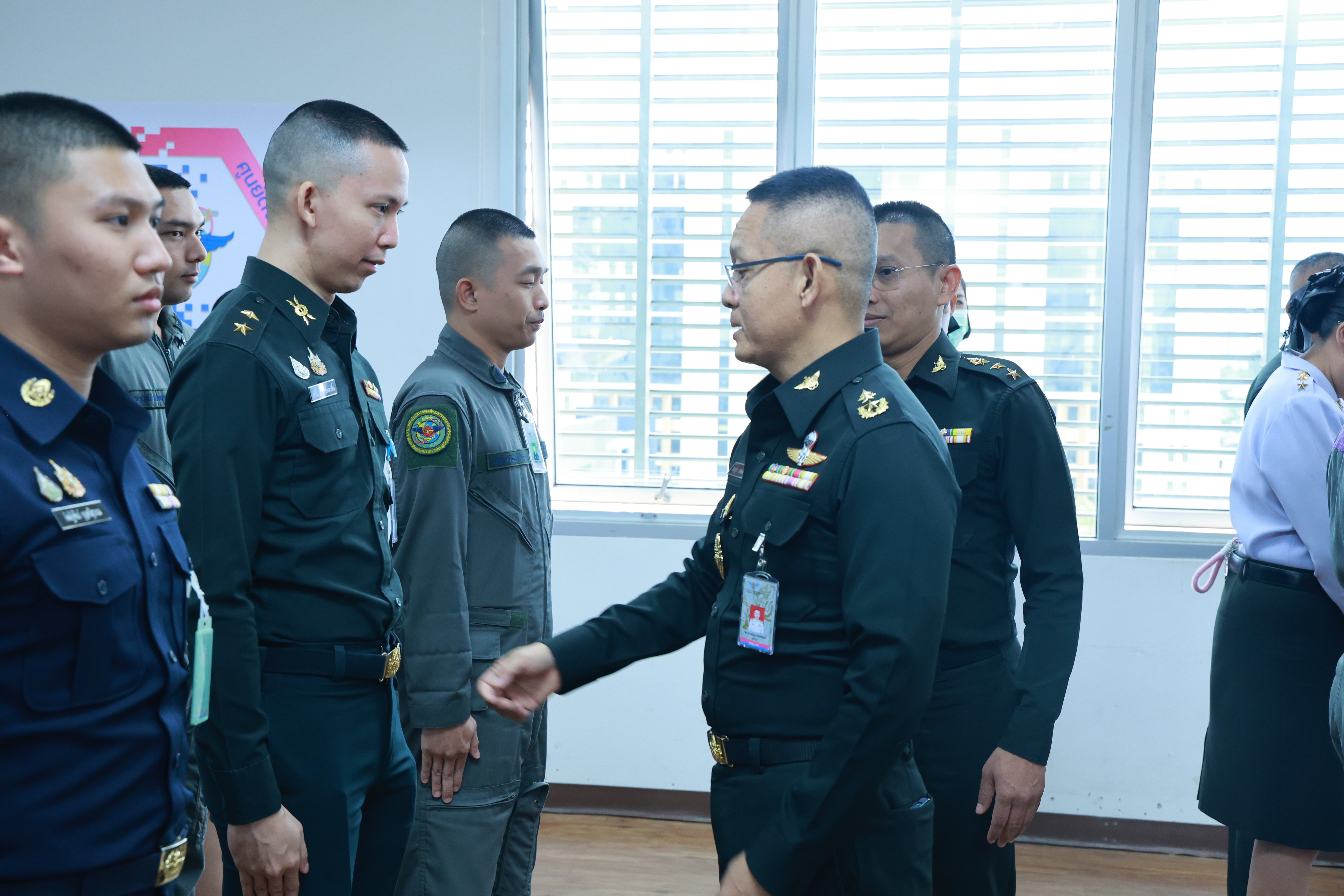 ตรวจเครื่องแต่งกายข้าราชการ ศูนย์ดิจิทัล กรมเทคโนโลยีสารสนเทศและอวกาศกลาโหม