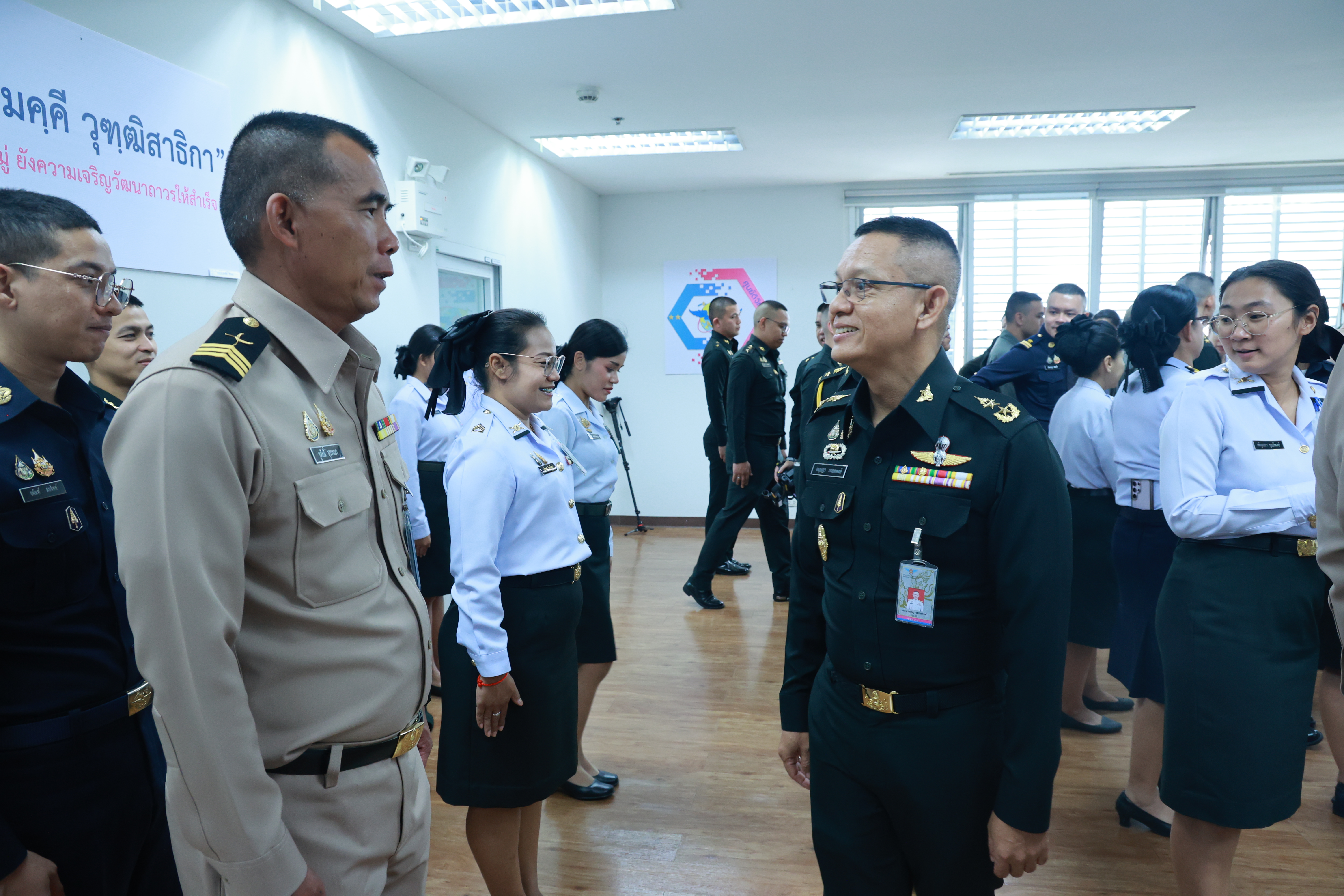 ตรวจเครื่องแต่งกายข้าราชการ ศูนย์ดิจิทัล กรมเทคโนโลยีสารสนเทศและอวกาศกลาโหม