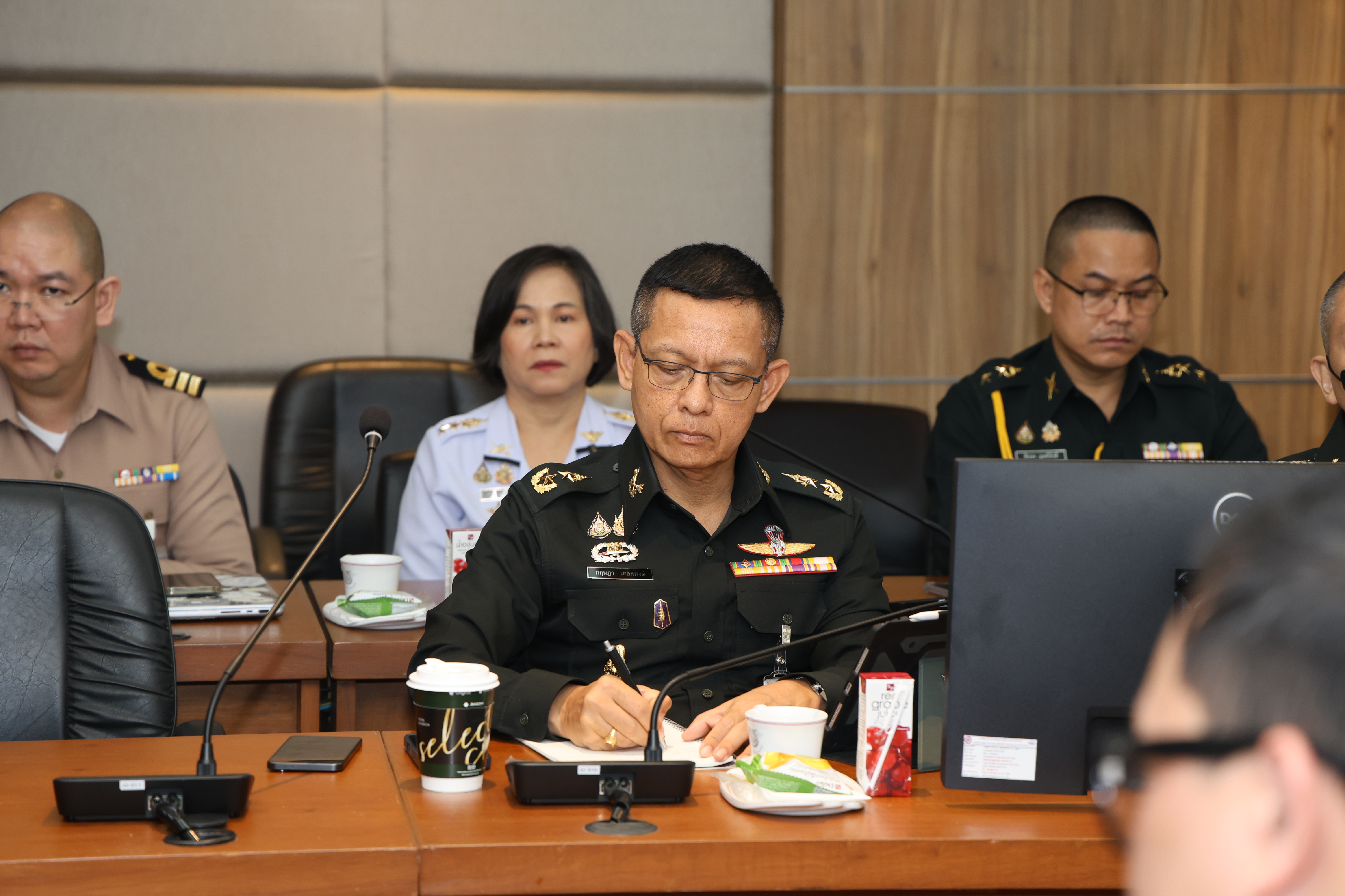 การรับฟังการนำเสนอข้อมูลการให้บริการภาพถ่ายดาวเทียมความละเอียดสูง